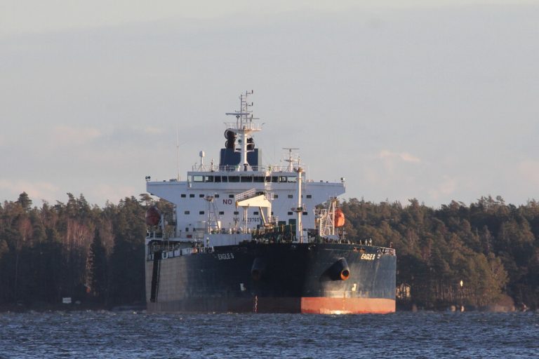 Alguien cortó cinco cables submarinos en el Báltico. Finlandia ya señala como responsable a un barco de la “flota en la sombra”