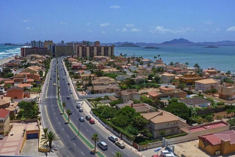 La calle más larga de España mide 19 km y no cruza Madrid ni Barcelona: es fruto de un capricho de la naturaleza