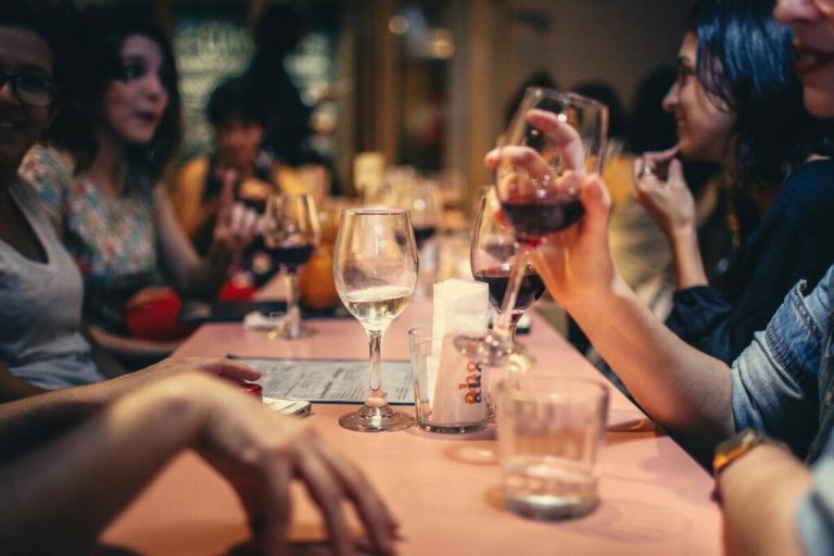 Llevamos años escuchando que "un vaso de vino al día es bueno para la salud". La ciencia tiene claro que no