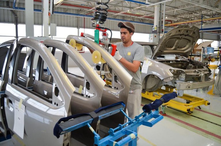 "Inflar neumáticos se ha acabado”: Europa fabrica en Argelia con el mismo método que critica a China y Argelia se ha hartado
