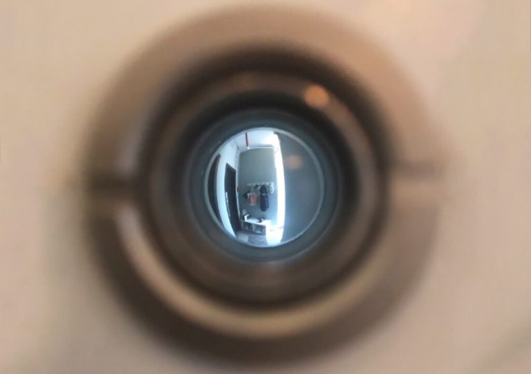 Si tenías dudas sobre colocar una mirilla con cámara en casa, el Supremo lo deja claro: "vulnera la intimidad de los vecinos"